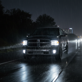 2013 Dodge Ram 1500 雨夜行驶